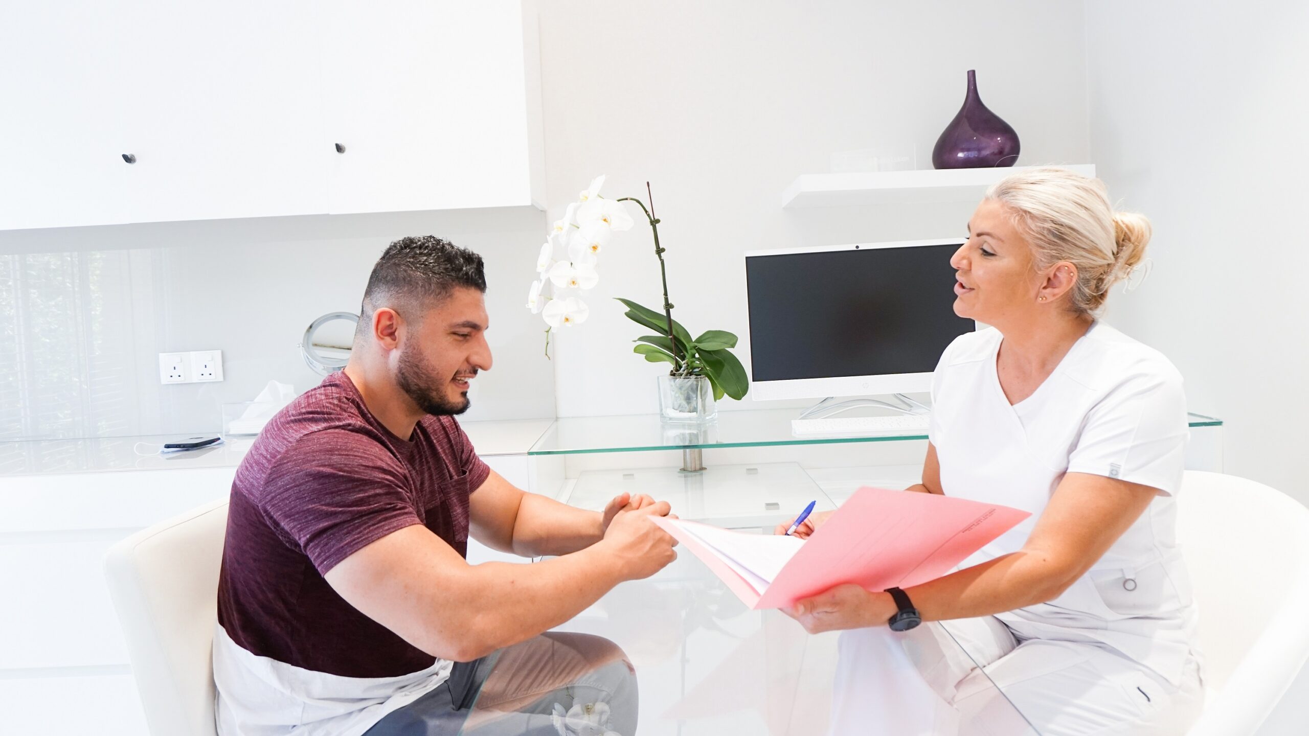 EmSculpt NEO treatment works for fat cells elimination let’s turn to muscle building - the other advantage of this powerful procedure.