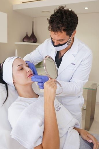 ADD VOLUME AND SHAPE TO YOUR LIPS