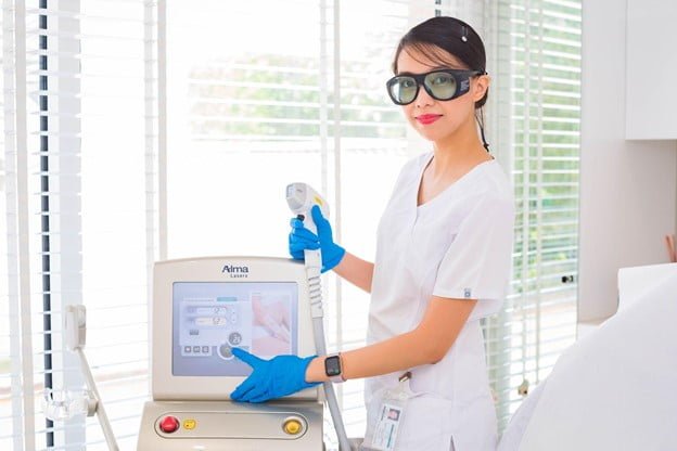 Lucia Clinic’s Skin Therapist demonstrating the Soprano Ice device