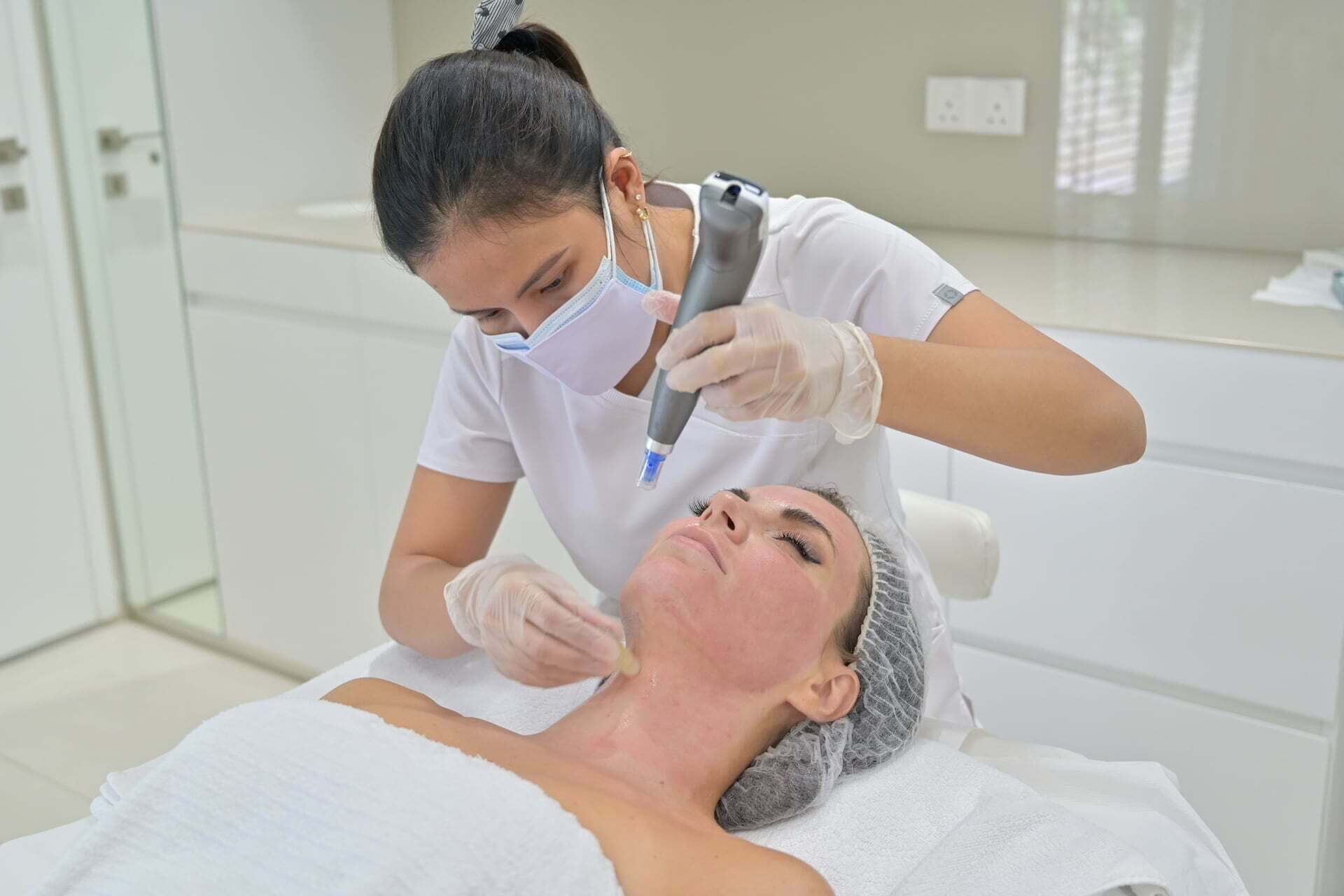 AnteAGE MD advanced skin regeneration with micro-needling - improve your skin appearance with this powerful solution which is effectively absorbed by your skin.