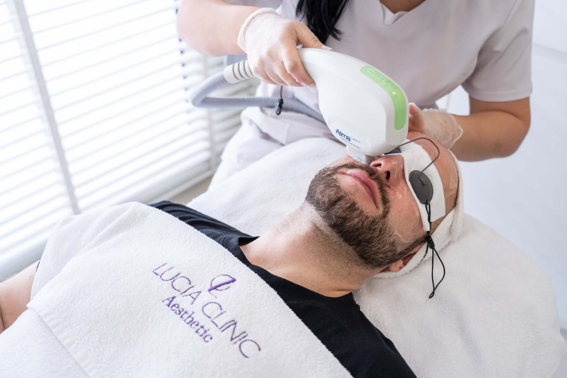 Rosacea treatments for reduction of redness and clear skin - get a proper rosacea treatment after a careful skin examination by skin therapists at Lucia Clinic.