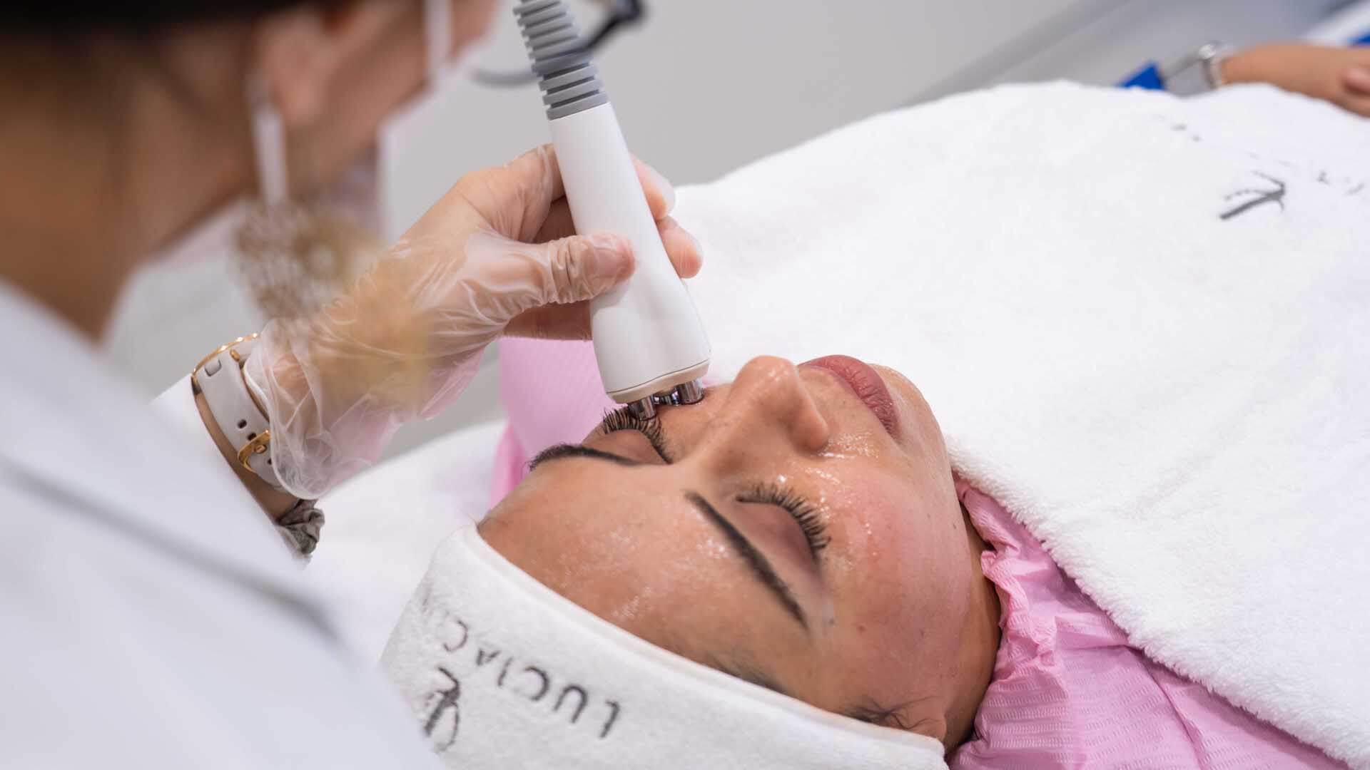 Venus Legacy, skin tightening and fat pockets elimination - contour your facial features and reduce wrinkles with this powerful collagen-boosting treatment.